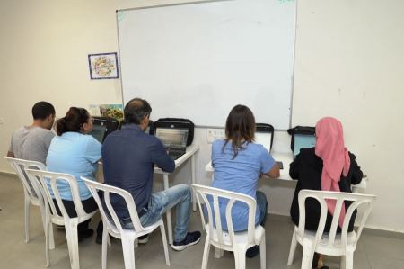 توزيع آلاف أجهزة الحاسوب المحمولة على الطّلاب